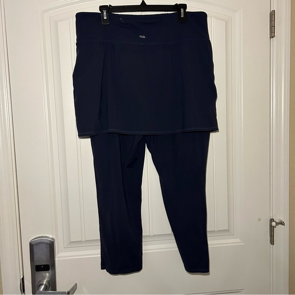 Zuda Navy Blue Athletic 2 in 1 Capris Size XL - Picture 3 of 9